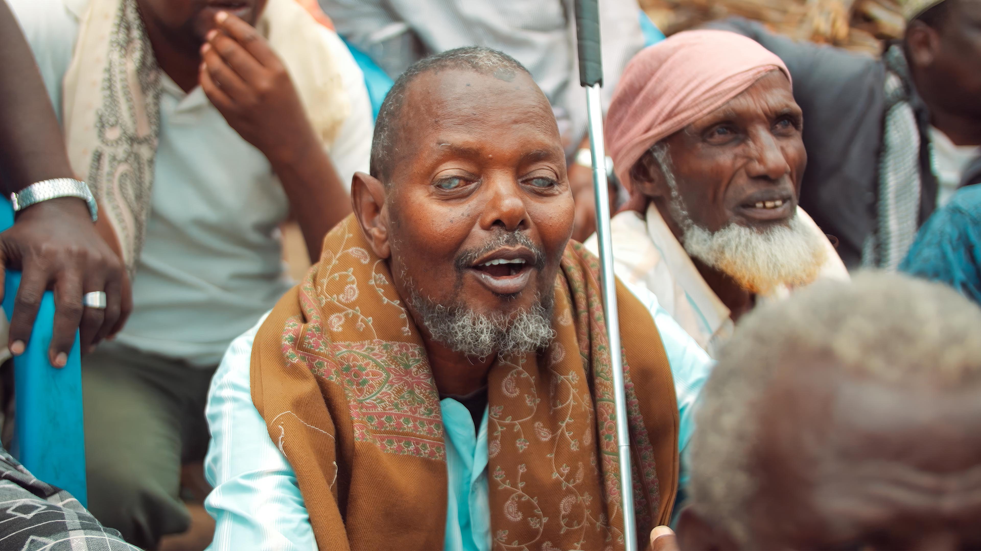 Älterer blinder Mann in Somalia erhält Unterstützung durch HDD Charity