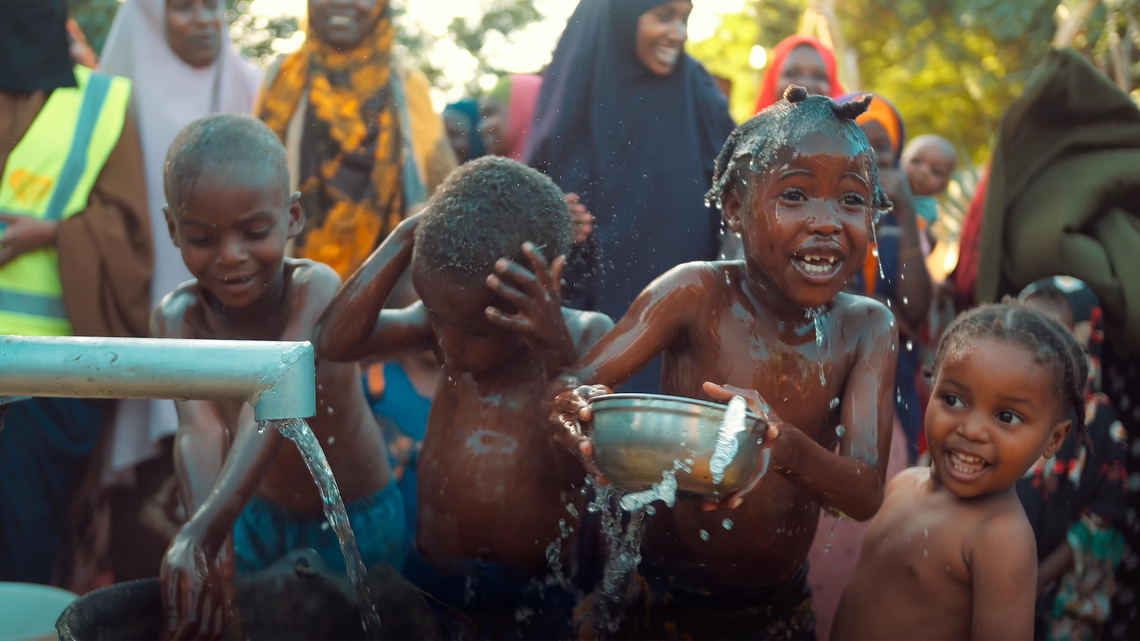 Kinder freuen sich über sauberes Brunnenwasser durch HDD Charity in Somalia