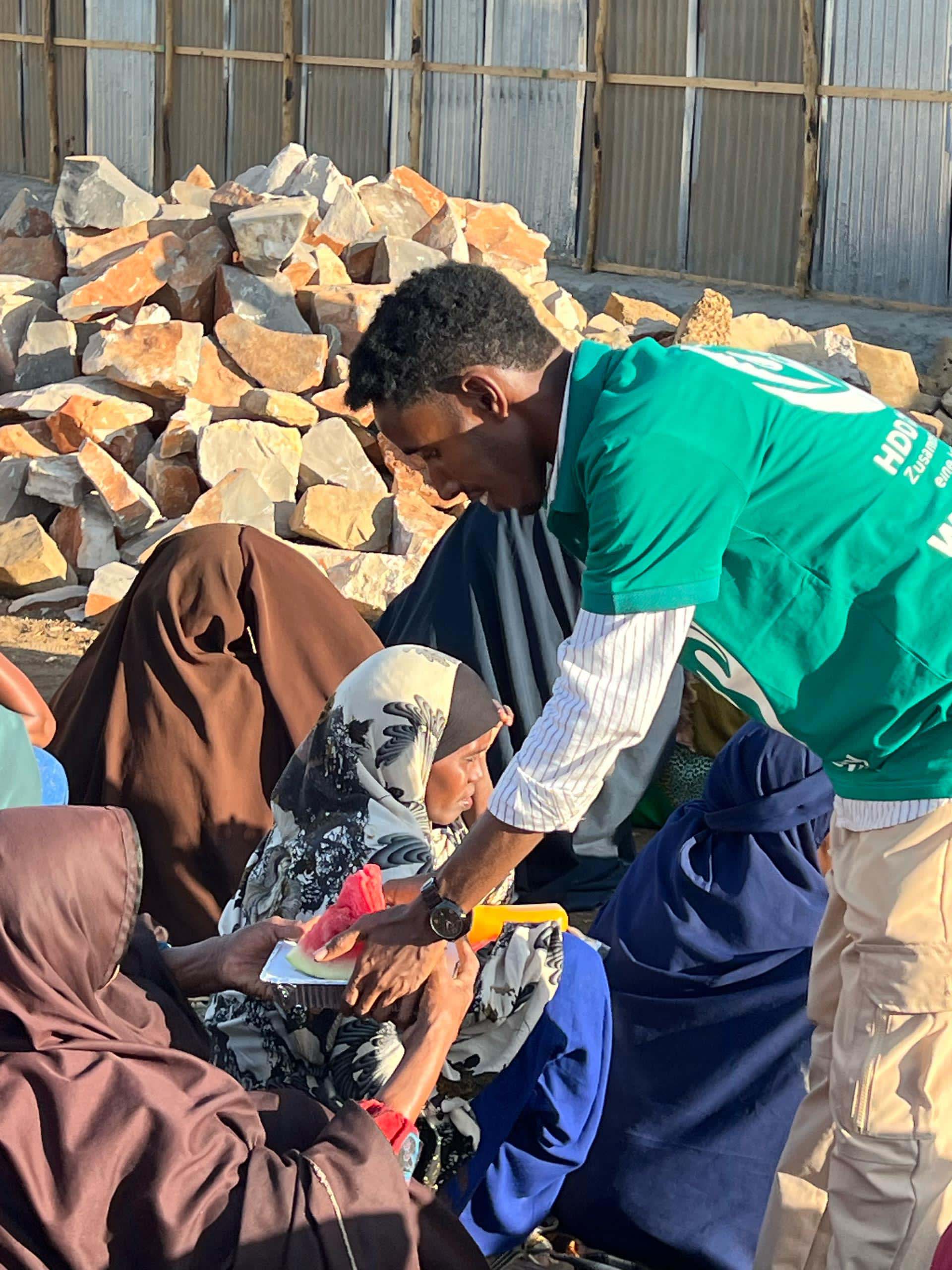 HDD Charity Helfer verteilt Essen an bedürftige Frauen in Somalia