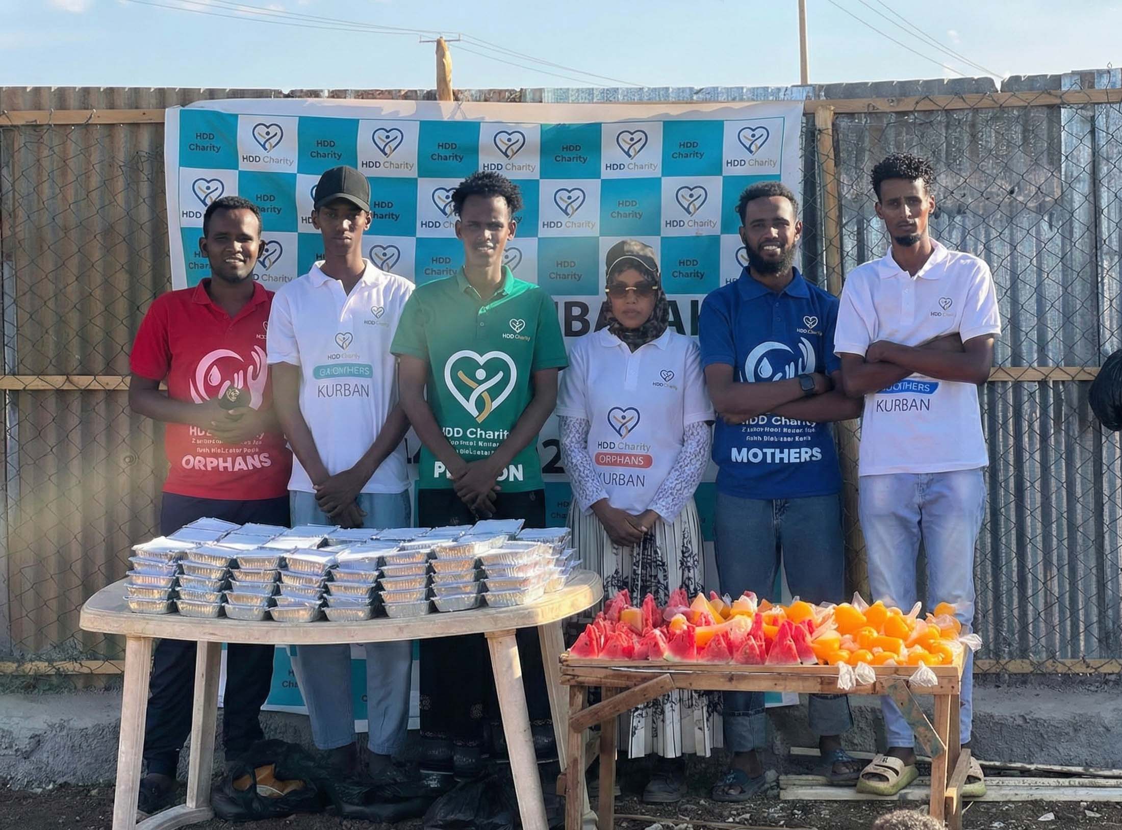 HDD Charity Team mit vorbereiteten Iftar Paketen und frischem Obst in Somalia
